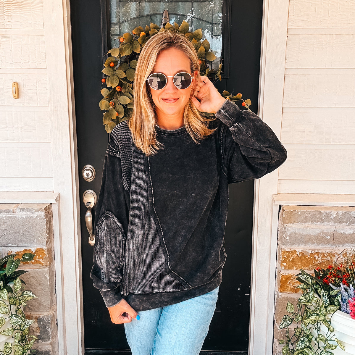 Friday Night Feels Sweatshirt - BLACK